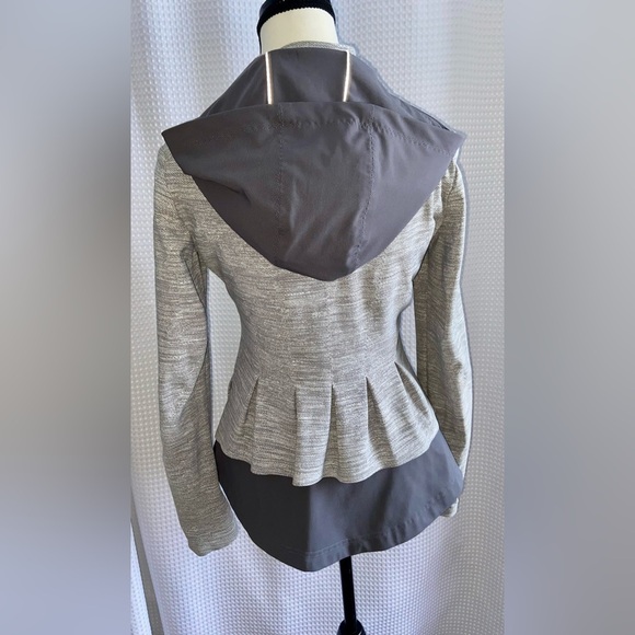 Women’s Lululemon Athletica gray hooded Bust A Move zipped Jacket Sz small - Picture 14 of 16